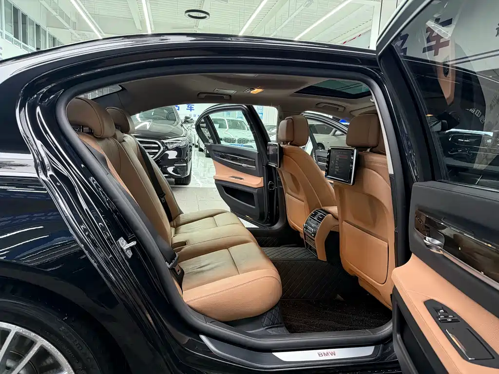 BMW 7 Series 2015 — фото 20