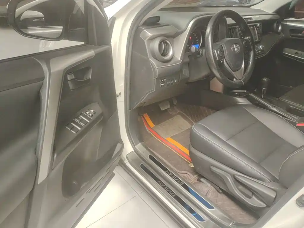 Toyota RAV4 2018 — фото 16