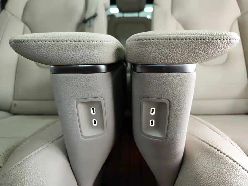 Mercedes-Benz V-Class 2021 — фото 21
