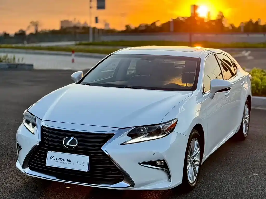 Lexus ES 2016 — фото 1