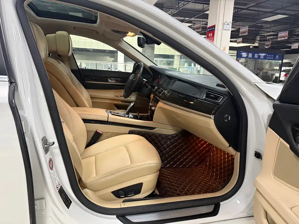 BMW 7 Series 2012 — фото 13