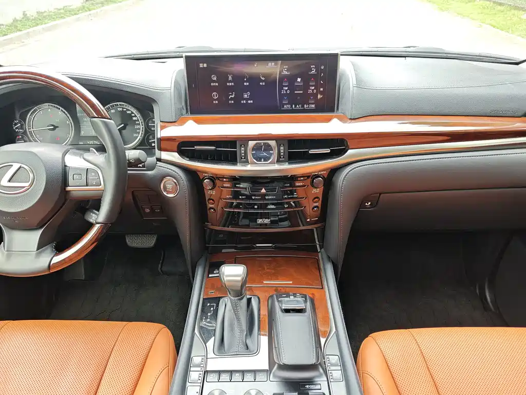 Lexus LX 2016 — фото 16