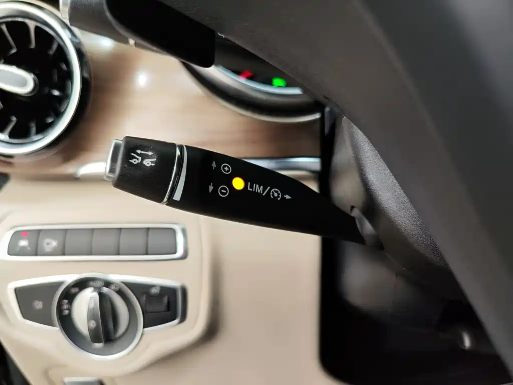 Mercedes-Benz V-Class 2021 — фото 15