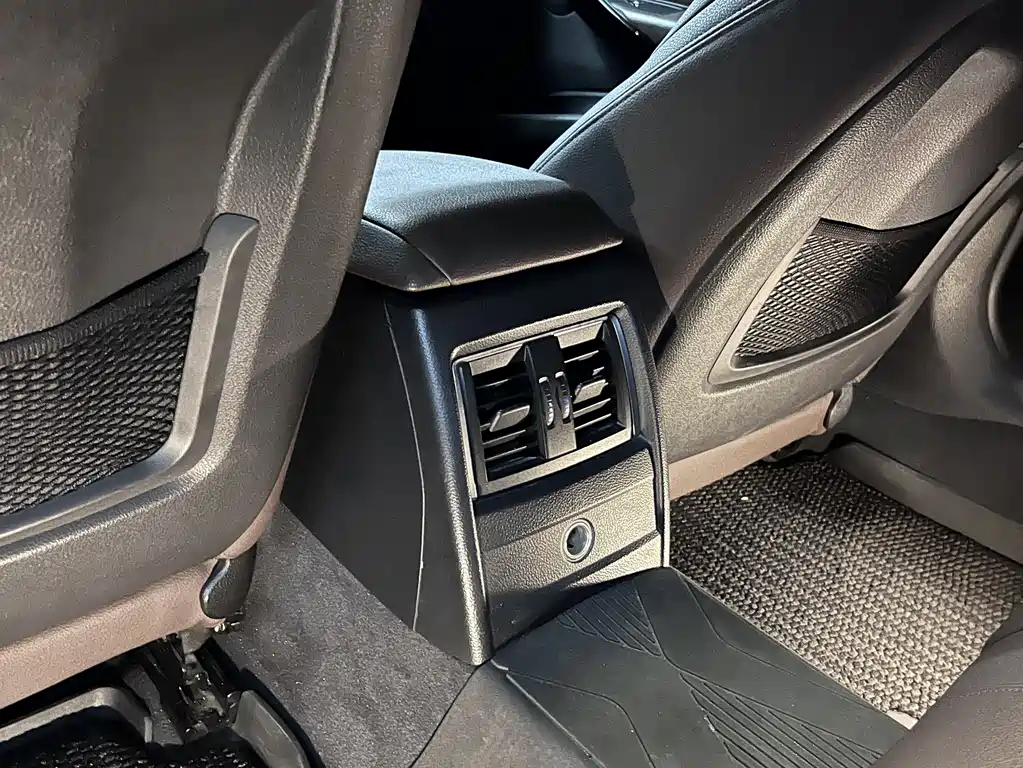 BMW 3 Series 2018 — фото 16