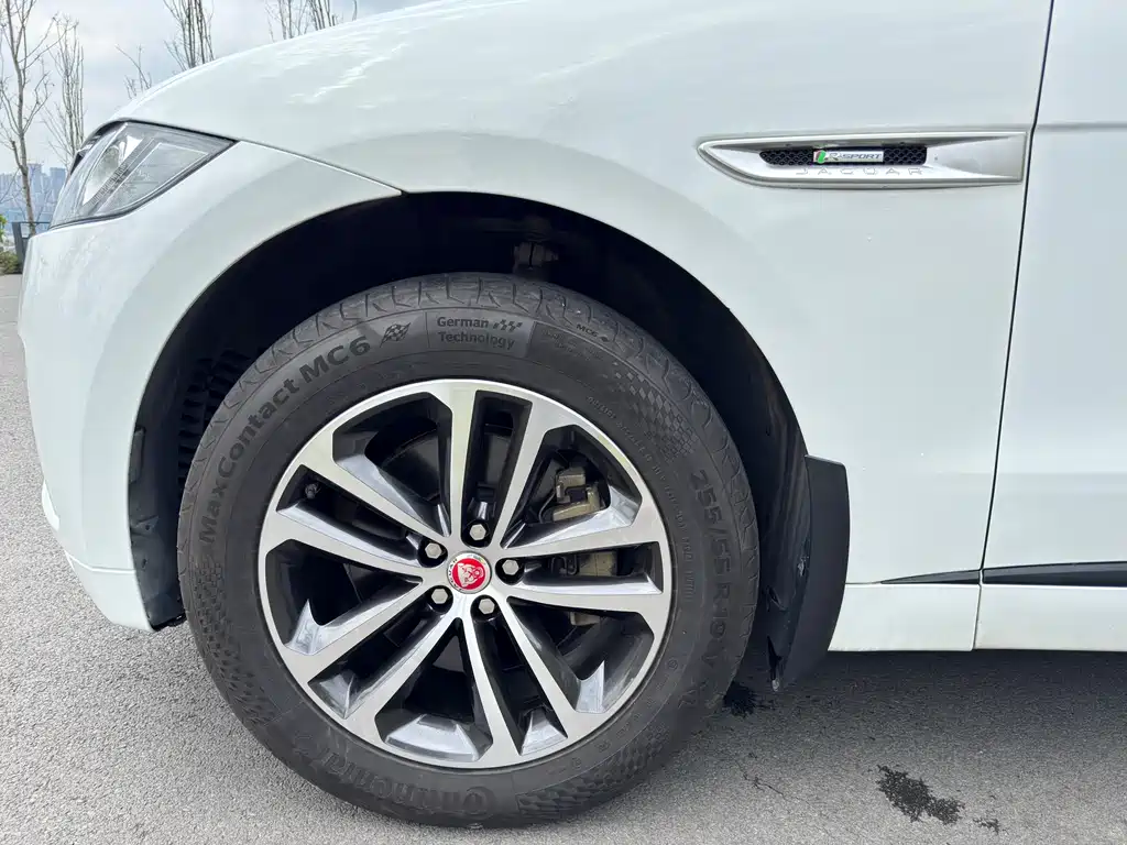 Jaguar F-PACE 2017 — фото 12