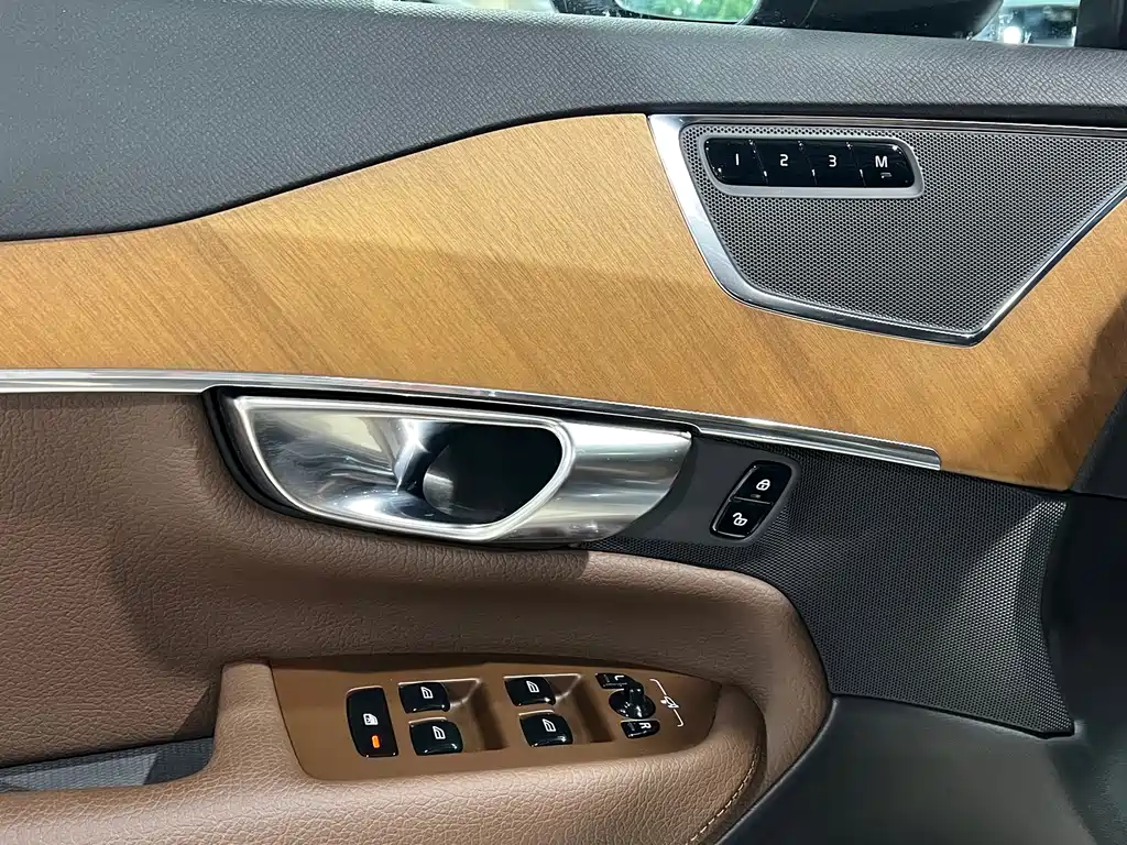 Volvo XC90 2022 — фото 19