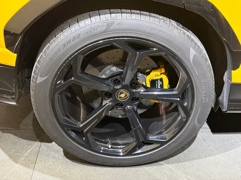 Lamborghini Urus 2019 — фото 20