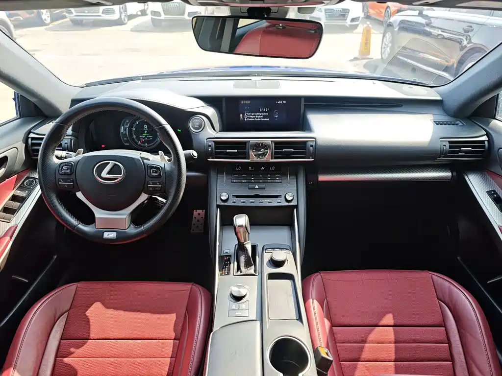 Lexus IS 2019 — фото 10