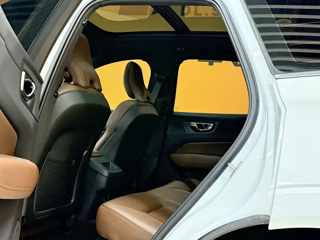Volvo XC60 2021 — фото 4