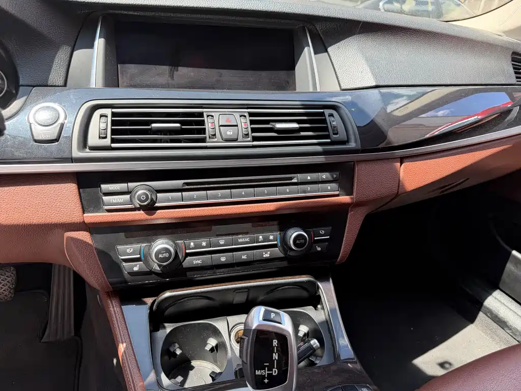 BMW 5 Series 2016 — фото 12