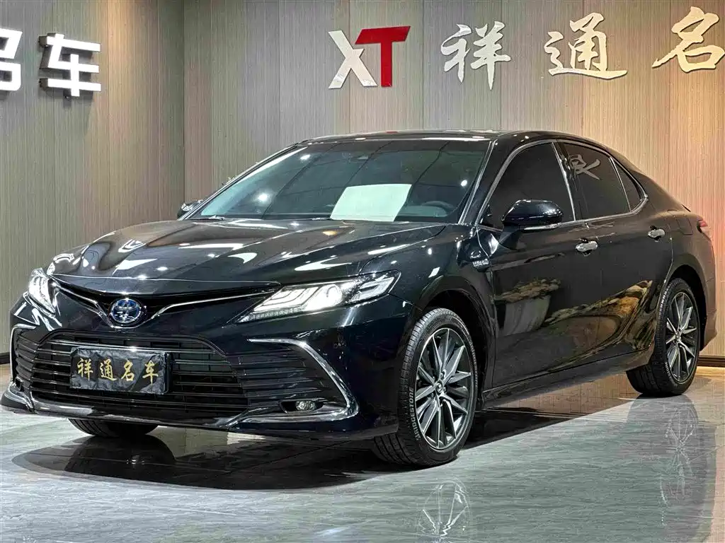Toyota Camry 2022 — фото 1