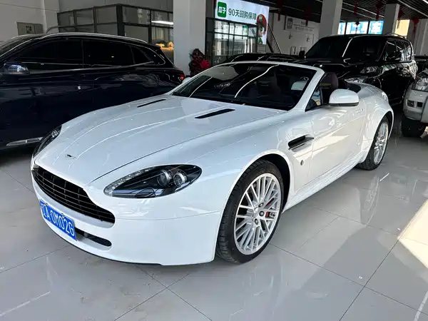 Aston Martin V8 Vantage 2011