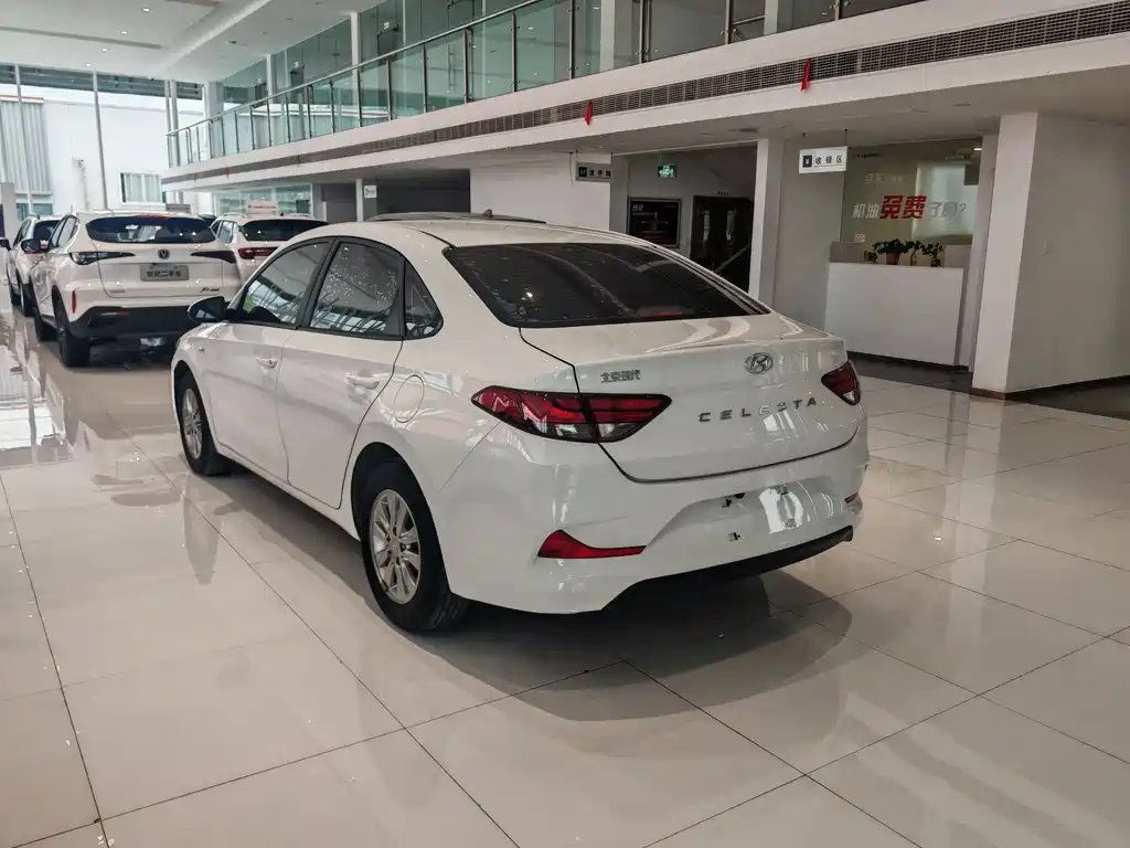 Hyundai Elantra 2019 — фото 12