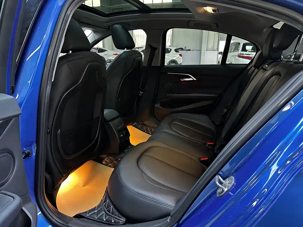 BMW 1 Series 2017 — фото 11