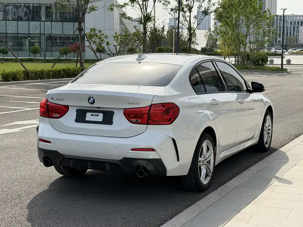 BMW 1 Series 2021 — фото 14