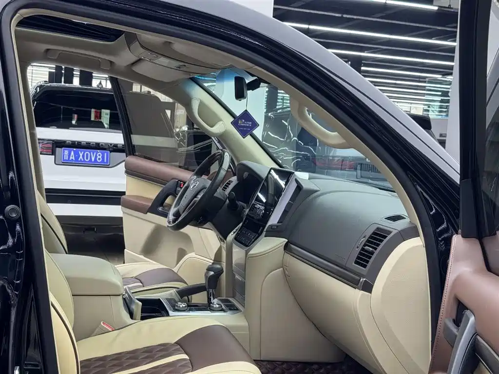 Toyota Land Cruiser 2020 — фото 8