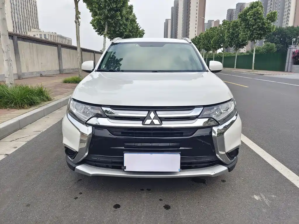 Mitsubishi Outlander 2017 — фото 2
