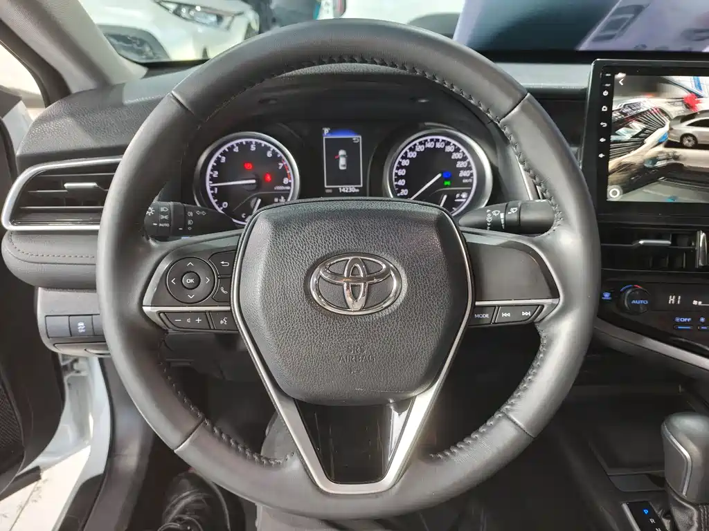 Toyota Camry 2023 — фото 10
