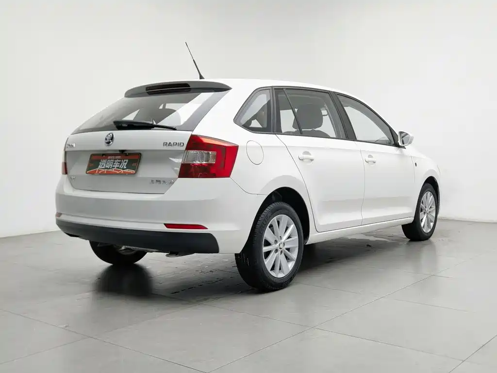 Skoda Rapid Spaceback 2017 — фото 2