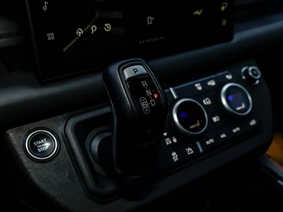 Land Rover Defender 2024 — фото 16