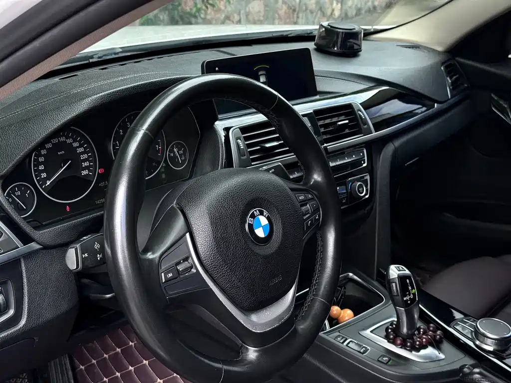 BMW 3 Series 2019 — фото 11