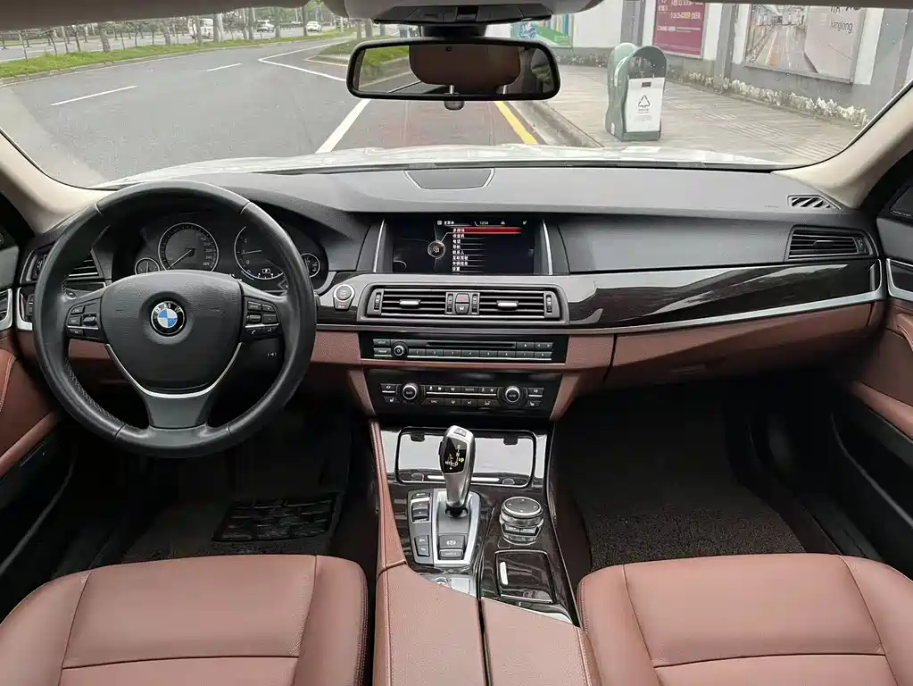 BMW 5 Series 2015 — фото 11