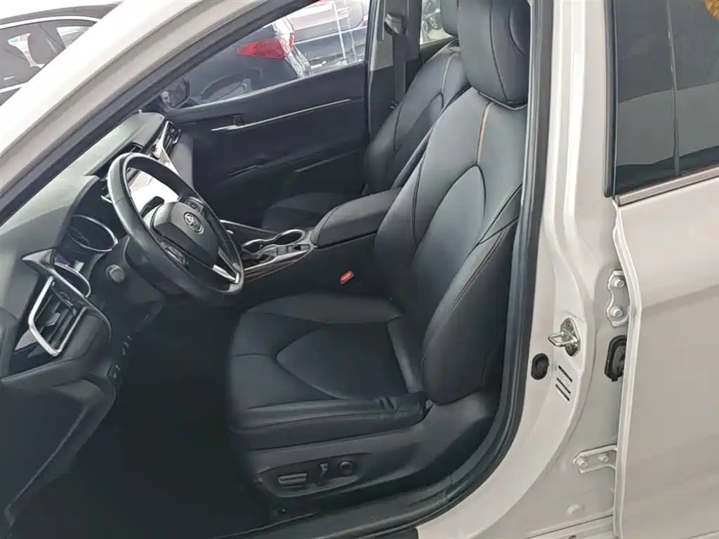 Toyota Camry 2020 — фото 15