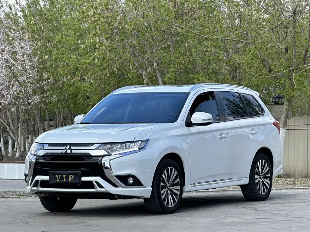 Mitsubishi Outlander 2022 — фото 1