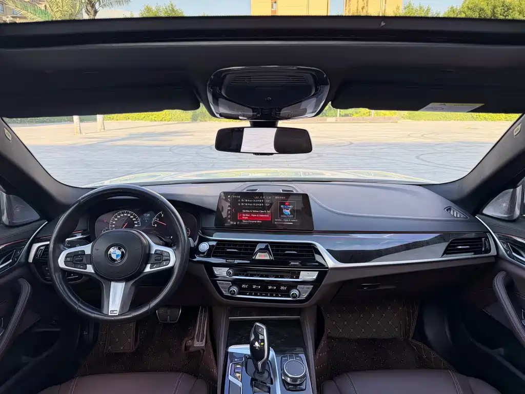BMW 5 Series 2018 — фото 12