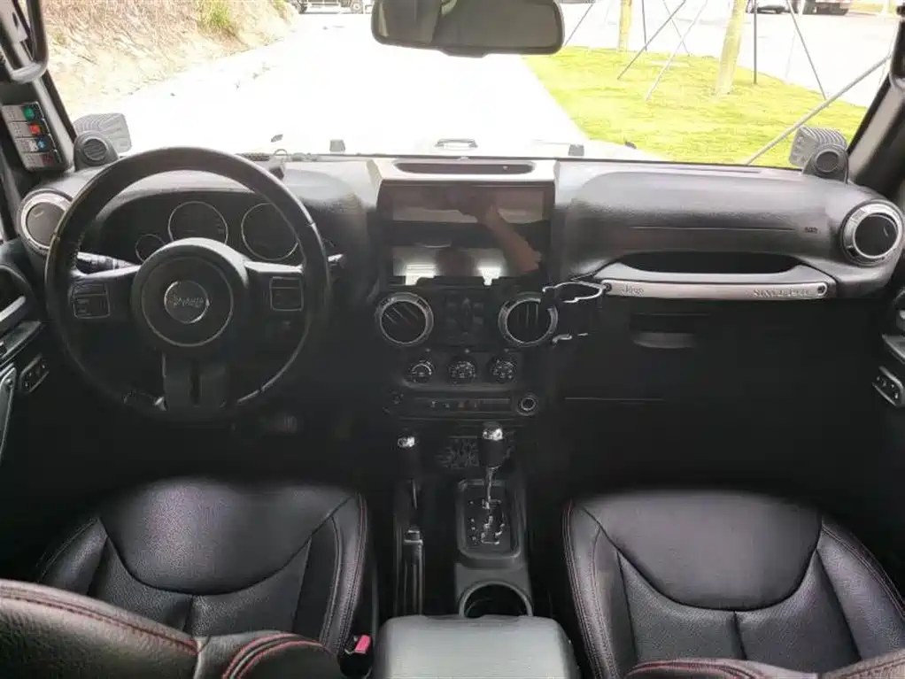 Jeep Wrangler 2015 — фото 9