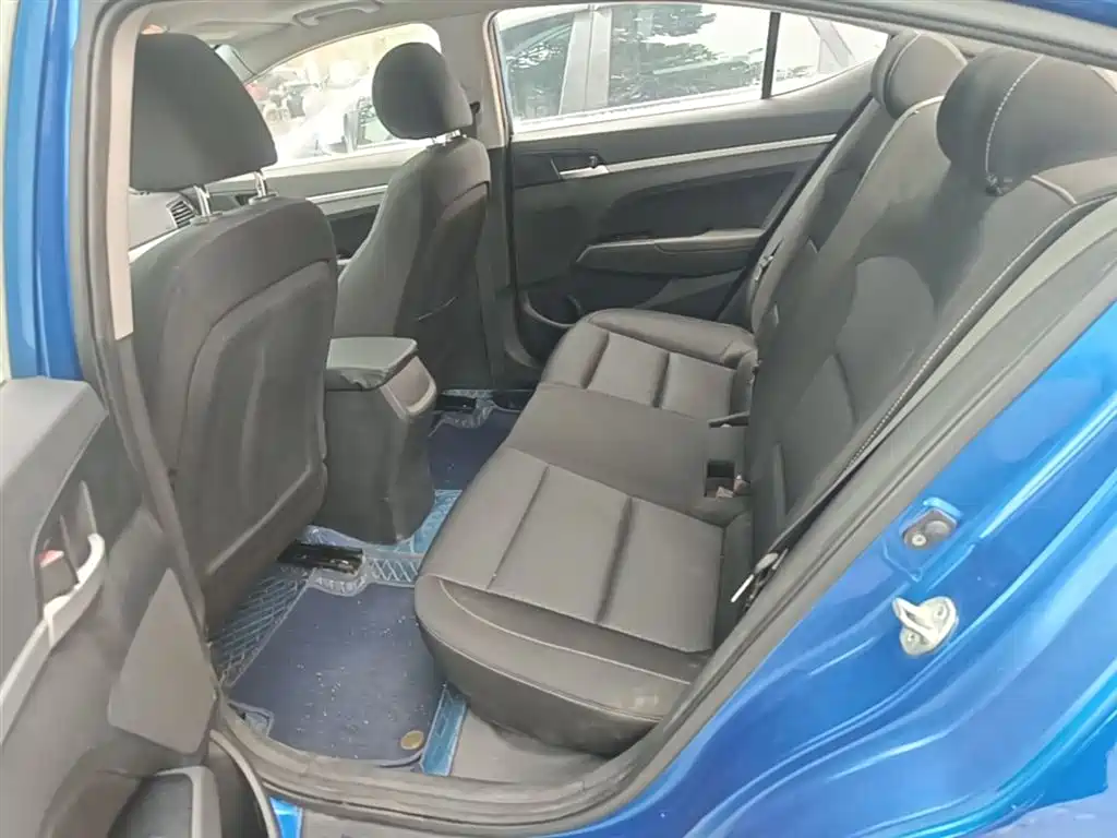 Hyundai Elantra 2018 — фото 17