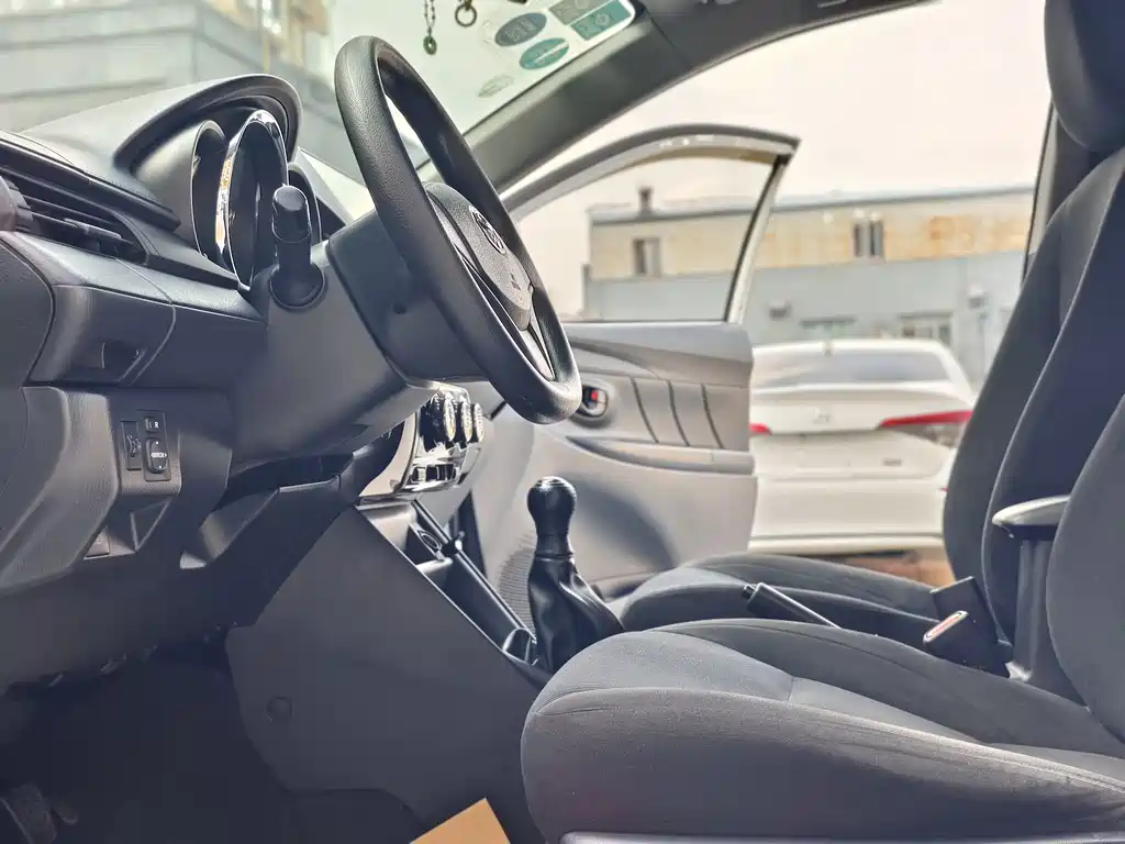 Toyota Yaris L 2017 — фото 10