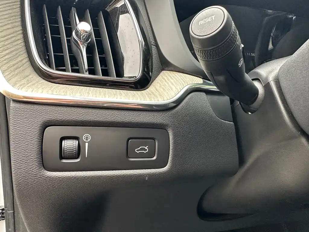 Volvo XC60 2020 — фото 21