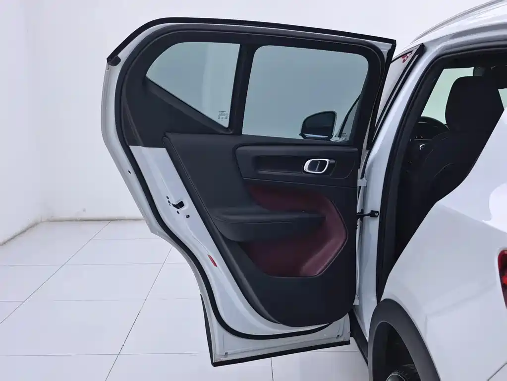 Volvo XC40 2023 — фото 23