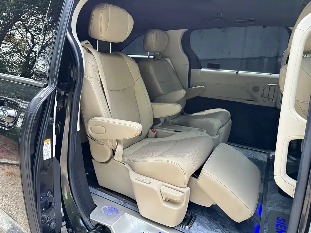 Toyota Sienna 2023 — фото 10