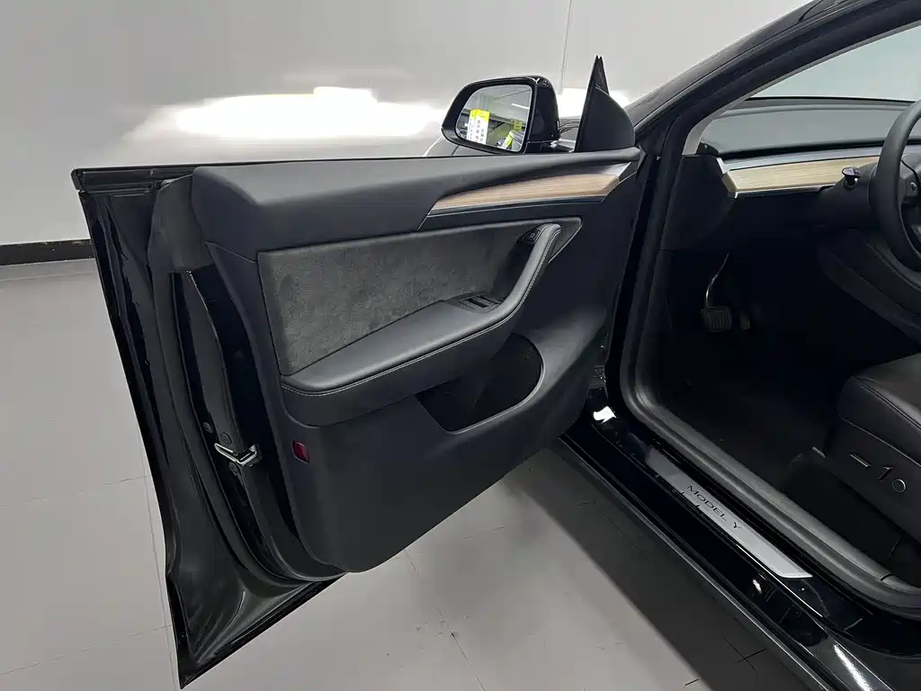 Tesla Model Y 2022 — фото 15
