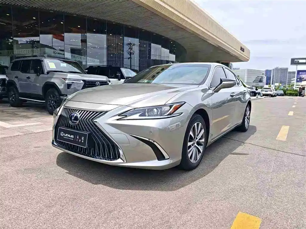 Lexus ES 2019 — фото 1