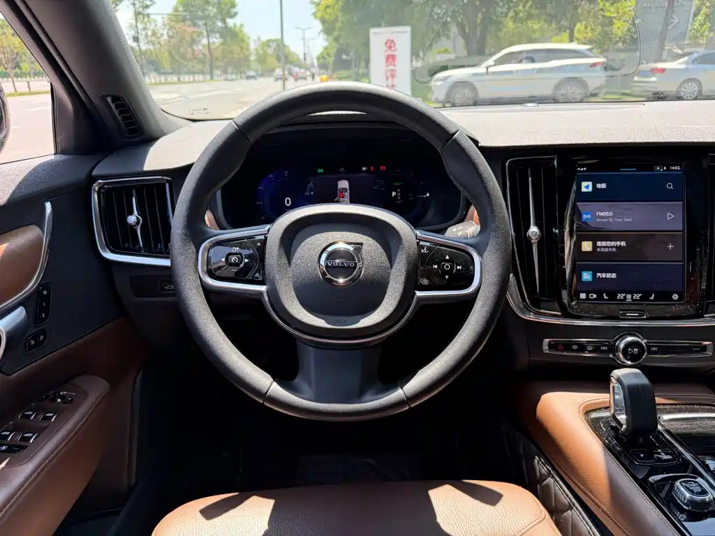 Volvo S90 Plug-In Hybrid 2023 — фото 14