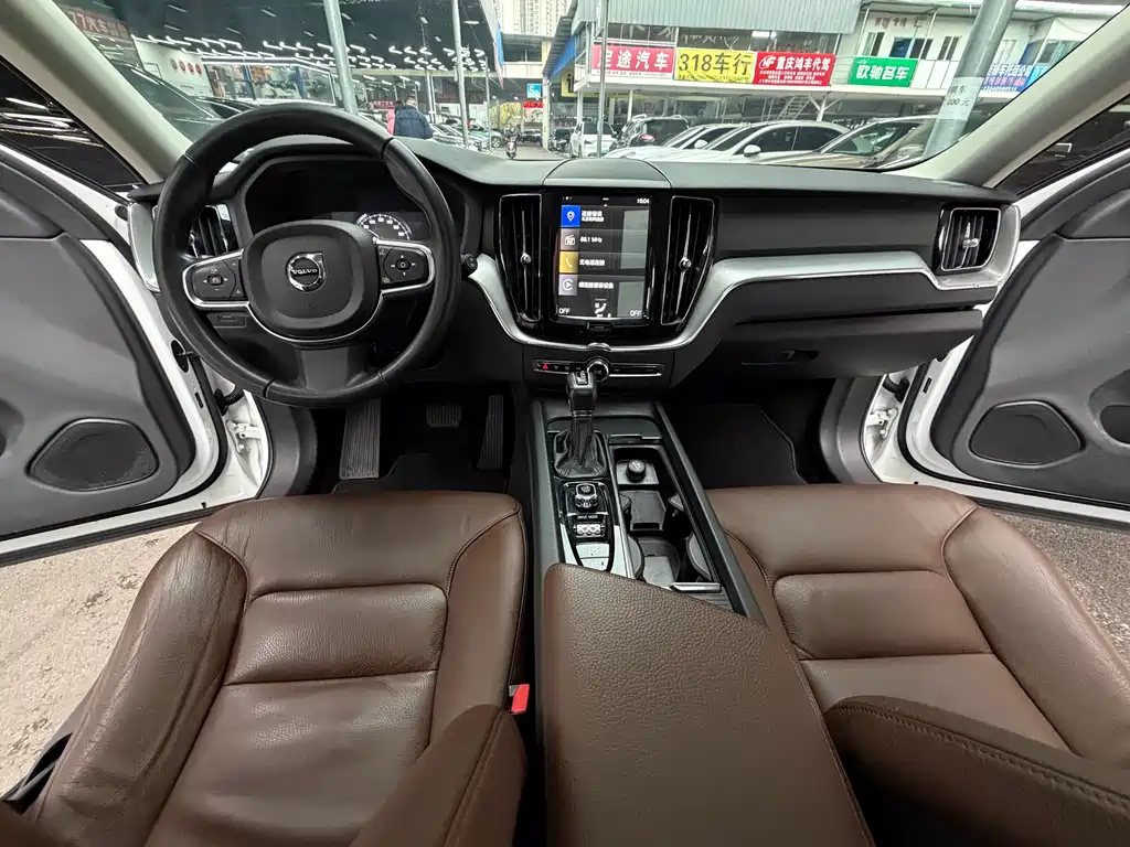 Volvo XC60 2018 — фото 18