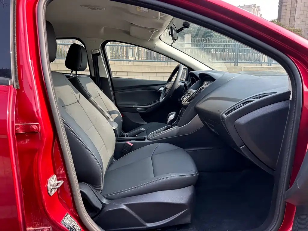Ford Focus 2018 — фото 12