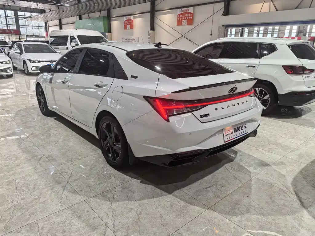 Hyundai Elantra 2023 — фото 17