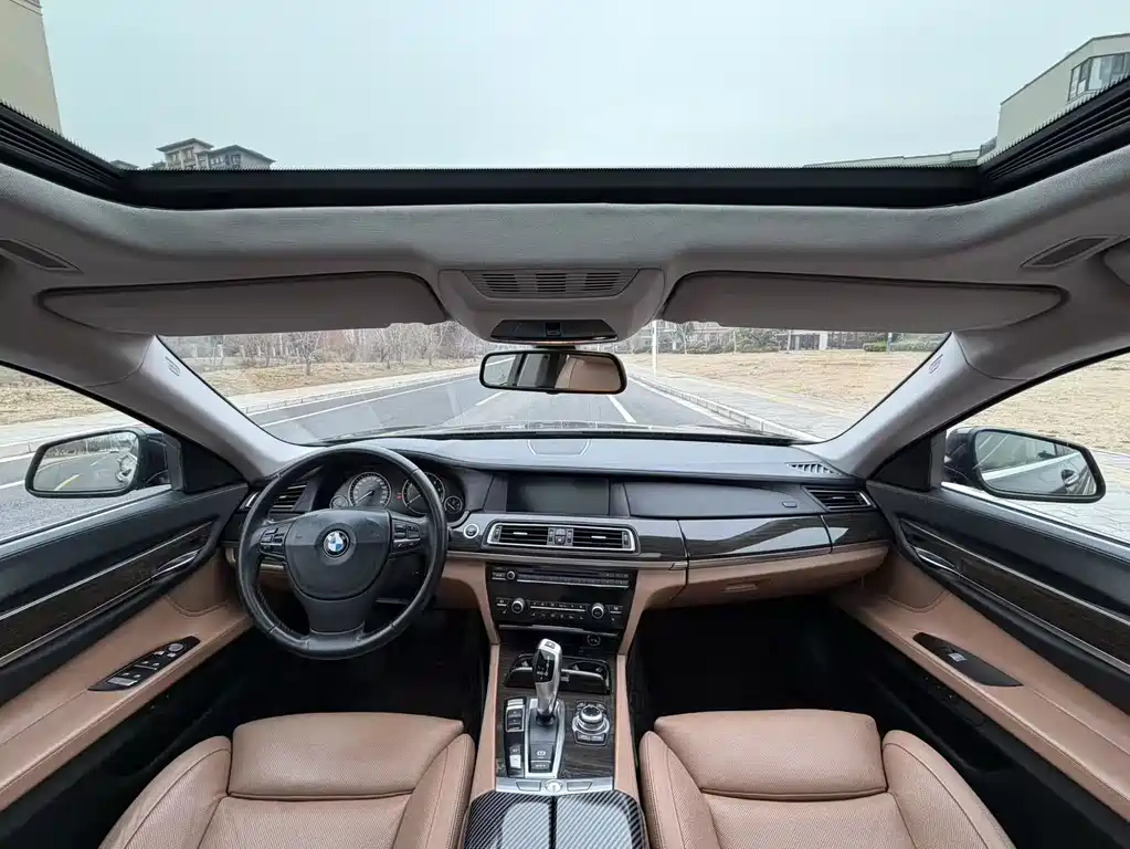 BMW 7 Series 2011 — фото 13