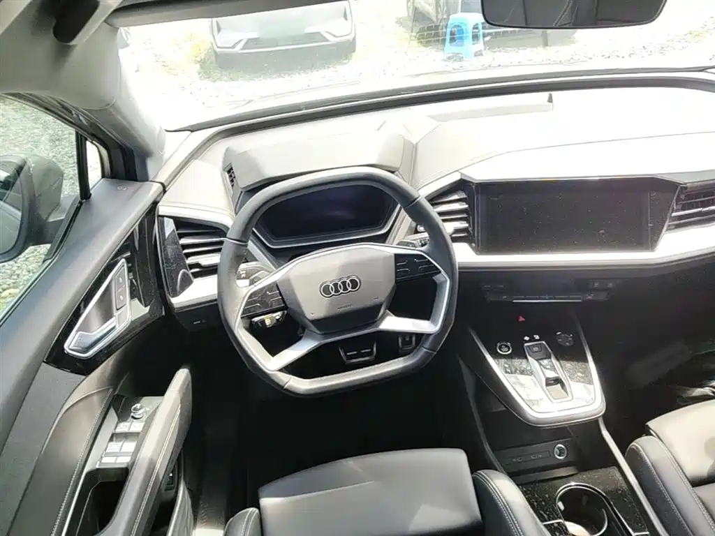 Audi Q4 e-tron 2025 — фото 11