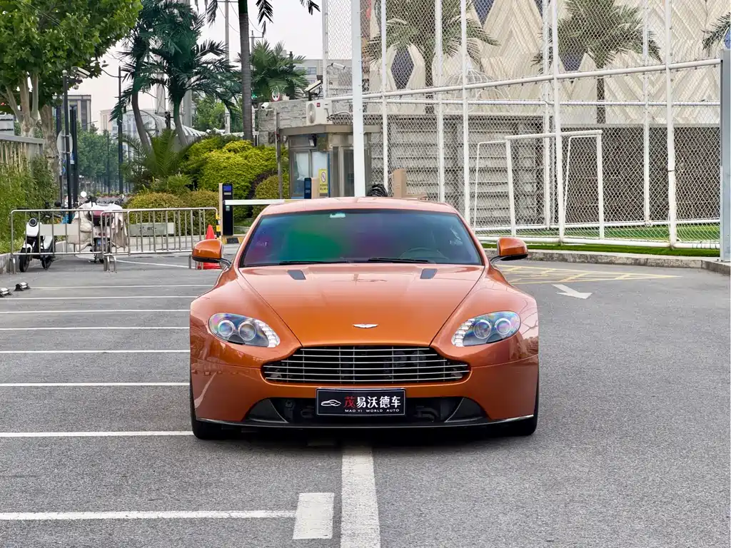 Aston Martin V8 Vantage 2014 — фото 2