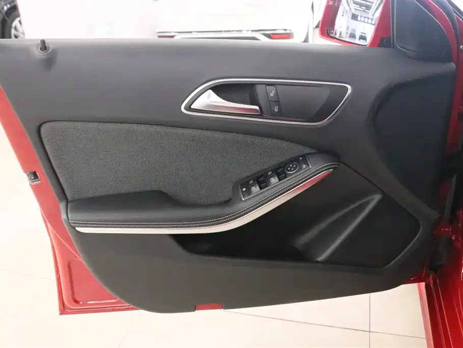 Mercedes-Benz A-Class 2017 — фото 11
