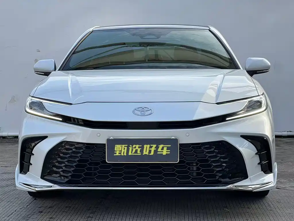 Toyota Camry 2024 — фото 2