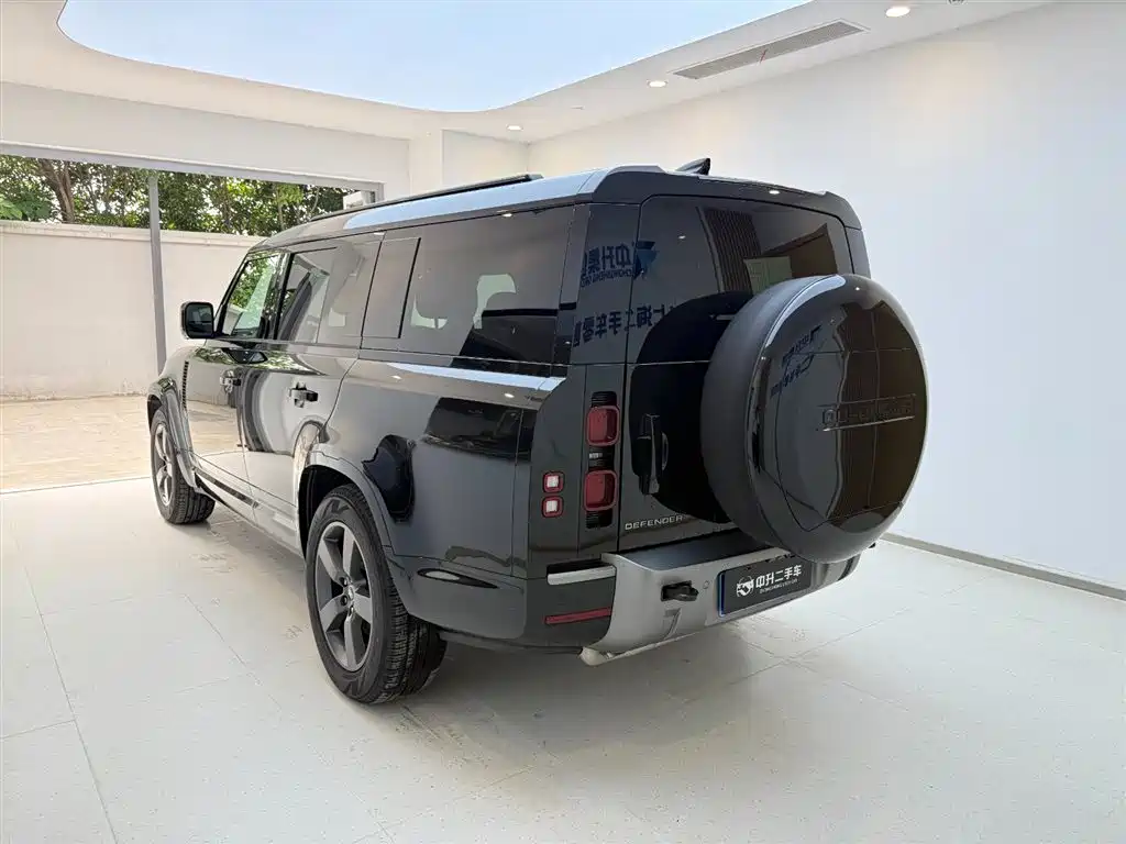 Land Rover Defender 2025