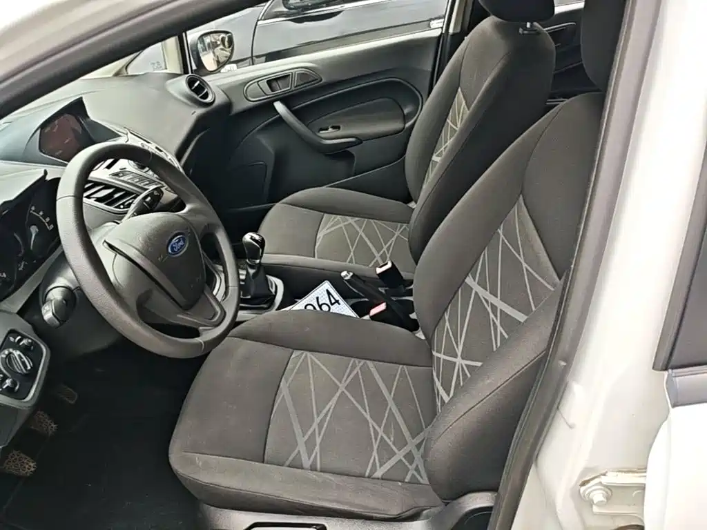 Ford Fiesta 2016 — фото 15