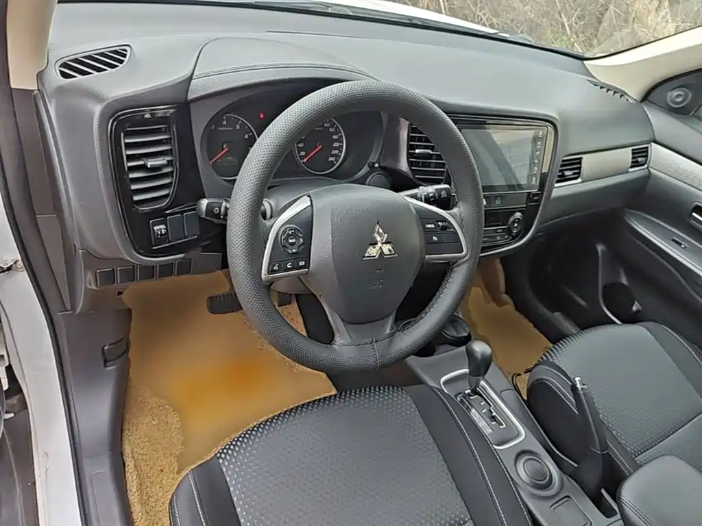 Mitsubishi Outlander 2017 — фото 10