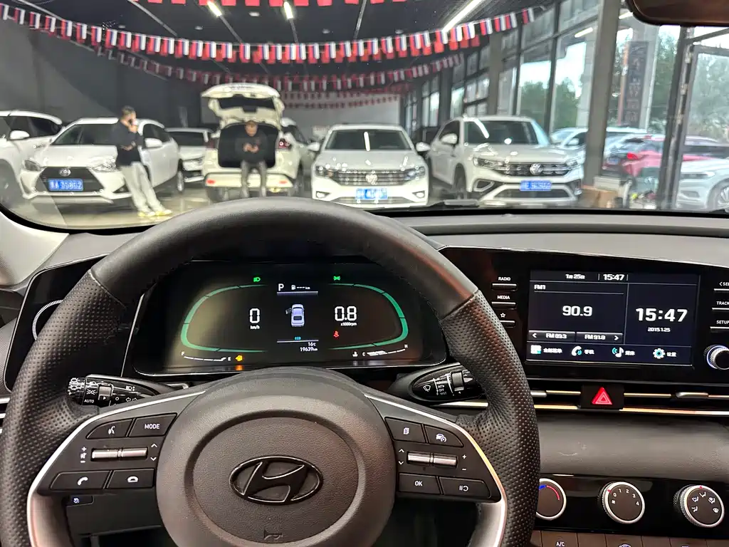 Hyundai Elantra 2023 — фото 15
